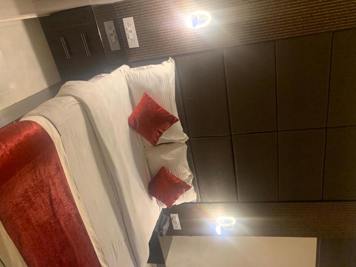 Hotel Mmk Канпур Екстериор снимка