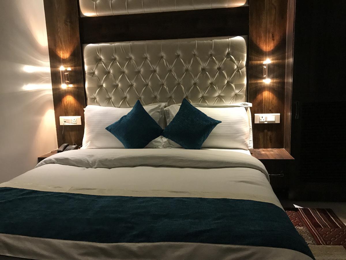 Hotel Mmk Канпур Екстериор снимка