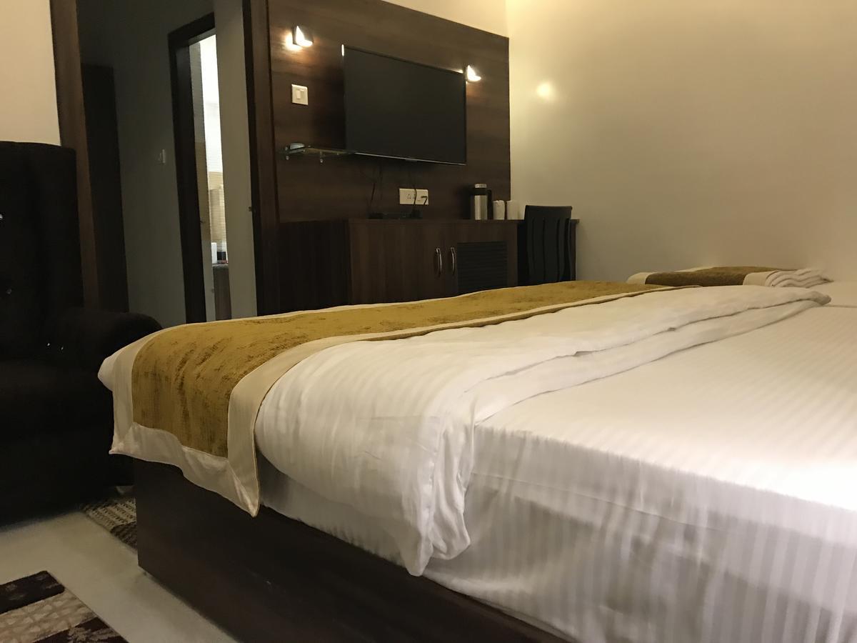 Hotel Mmk Канпур Екстериор снимка