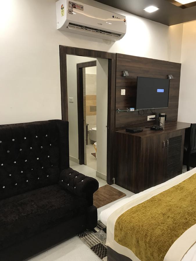 Hotel Mmk Канпур Екстериор снимка