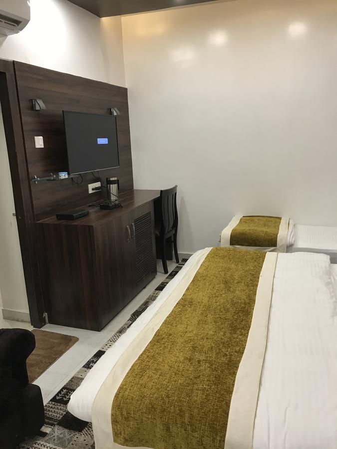 Hotel Mmk Канпур Екстериор снимка