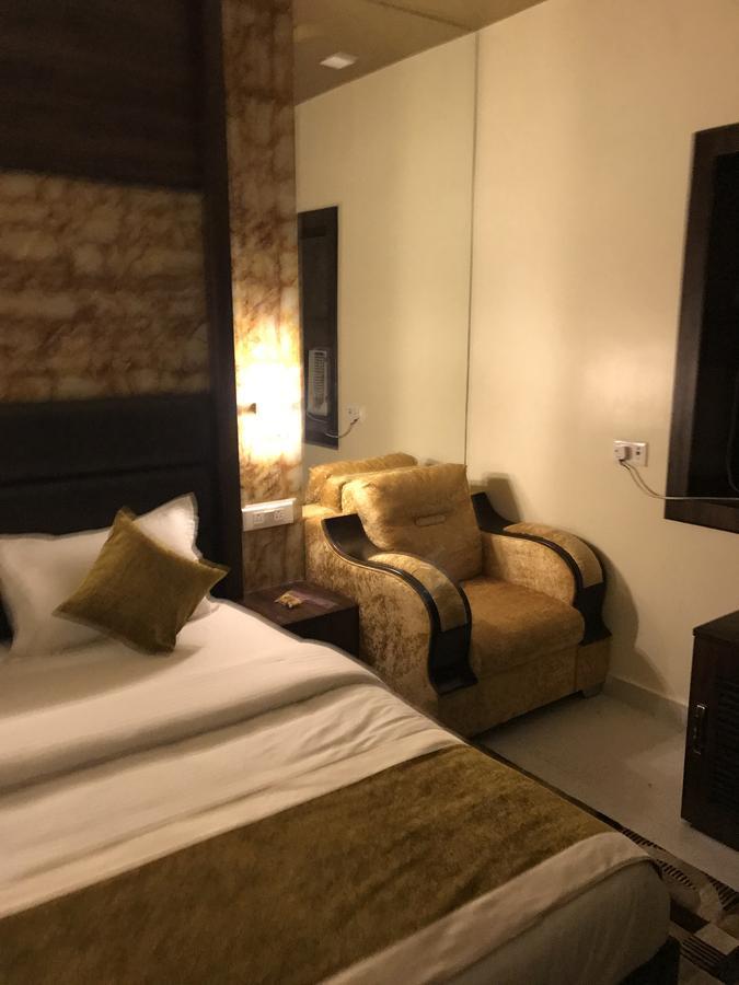 Hotel Mmk Канпур Екстериор снимка
