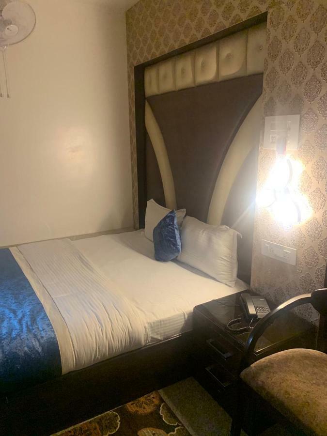 Hotel Mmk Канпур Екстериор снимка