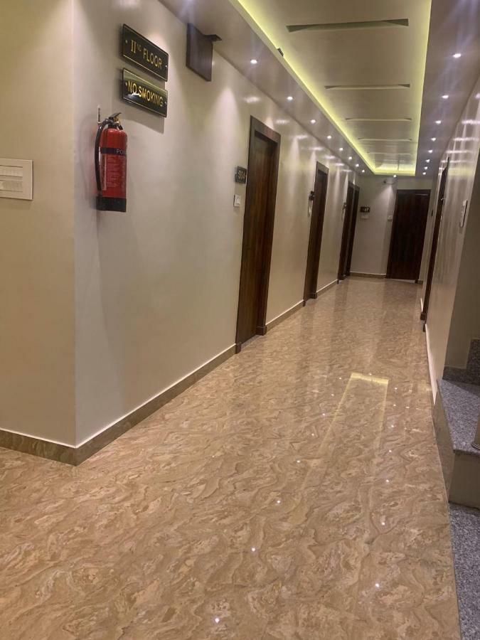 Hotel Mmk Канпур Екстериор снимка