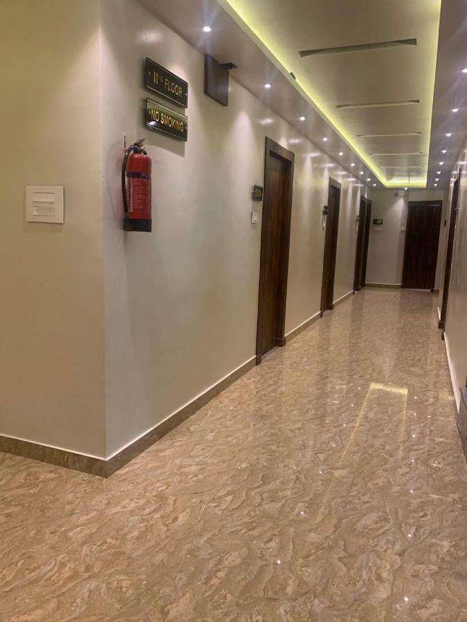Hotel Mmk Канпур Екстериор снимка