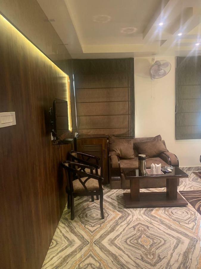 Hotel Mmk Канпур Екстериор снимка