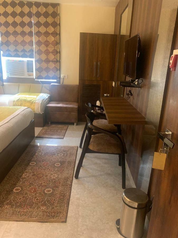 Hotel Mmk Канпур Екстериор снимка