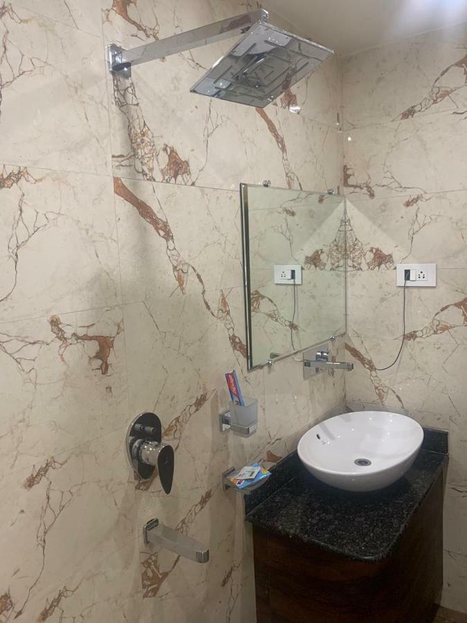 Hotel Mmk Канпур Екстериор снимка