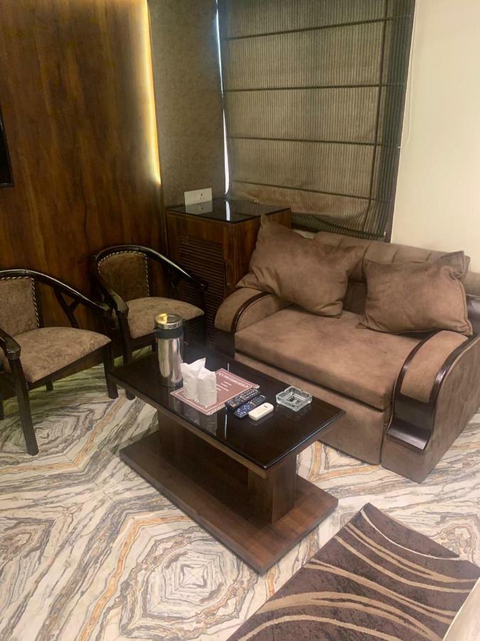 Hotel Mmk Канпур Екстериор снимка