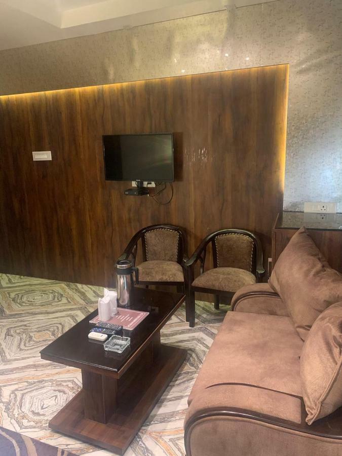 Hotel Mmk Канпур Екстериор снимка