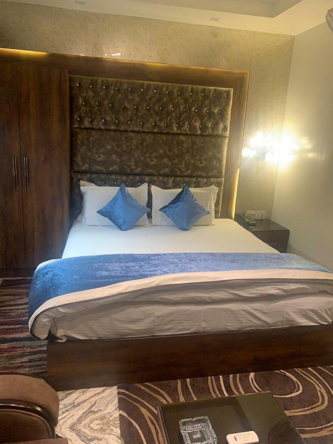 Hotel Mmk Канпур Екстериор снимка