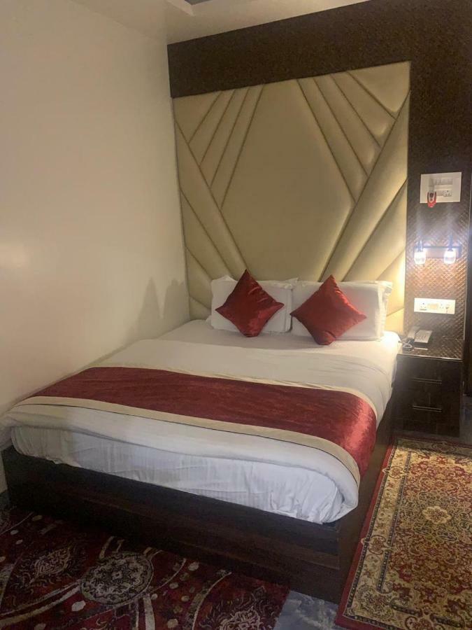 Hotel Mmk Канпур Екстериор снимка