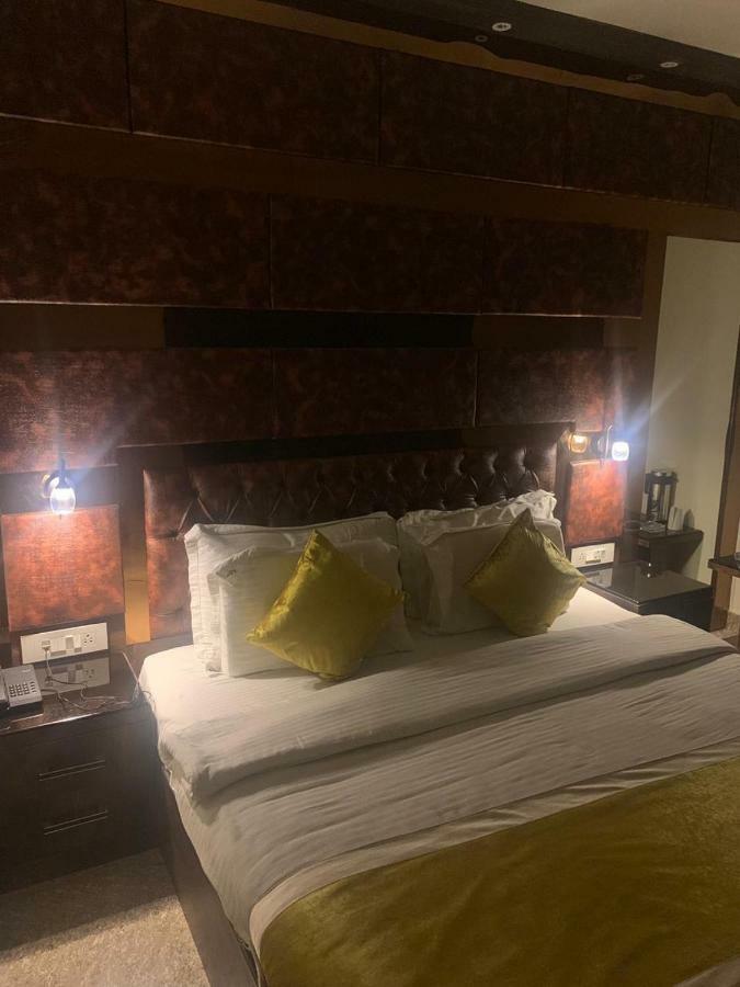 Hotel Mmk Канпур Екстериор снимка