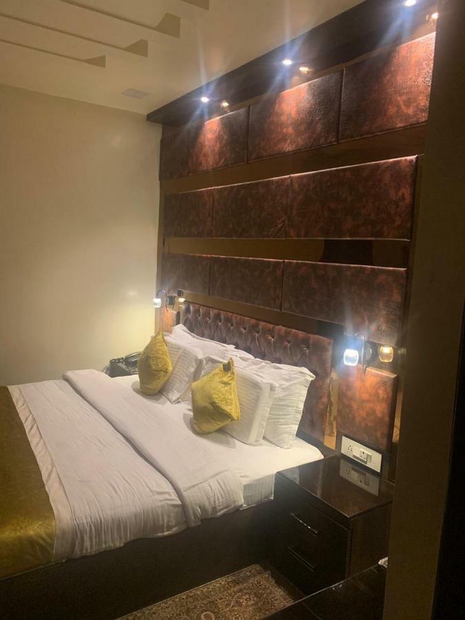 Hotel Mmk Канпур Екстериор снимка