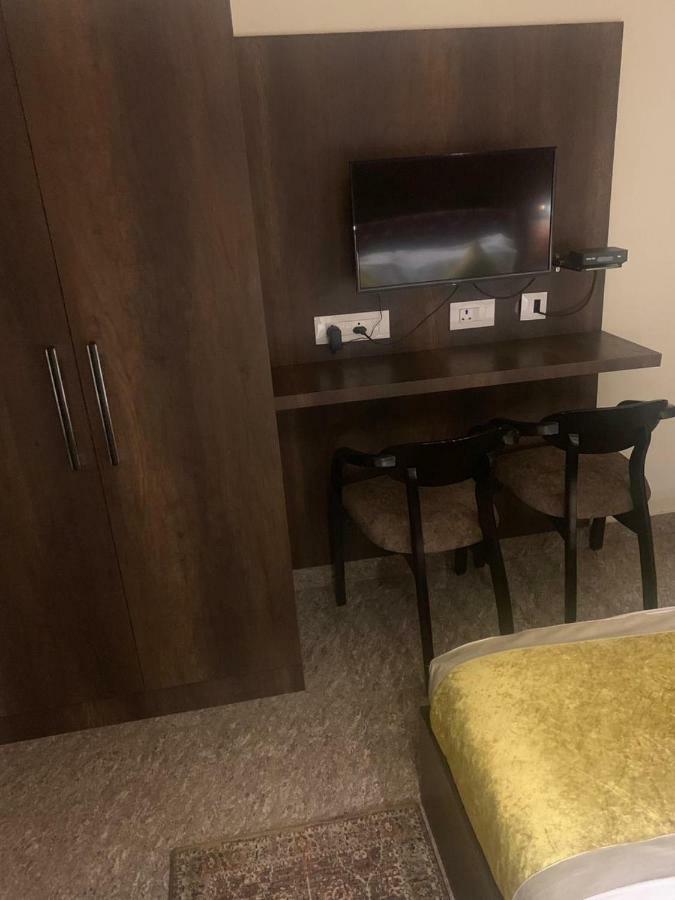 Hotel Mmk Канпур Екстериор снимка