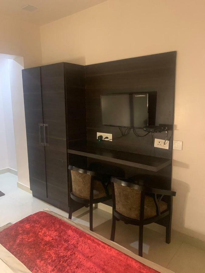 Hotel Mmk Канпур Екстериор снимка
