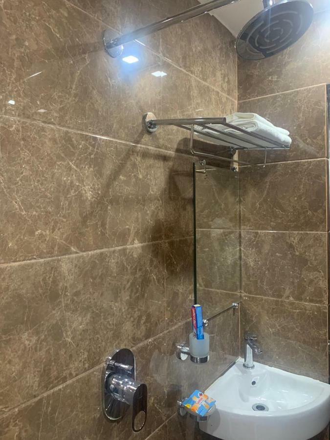 Hotel Mmk Канпур Екстериор снимка