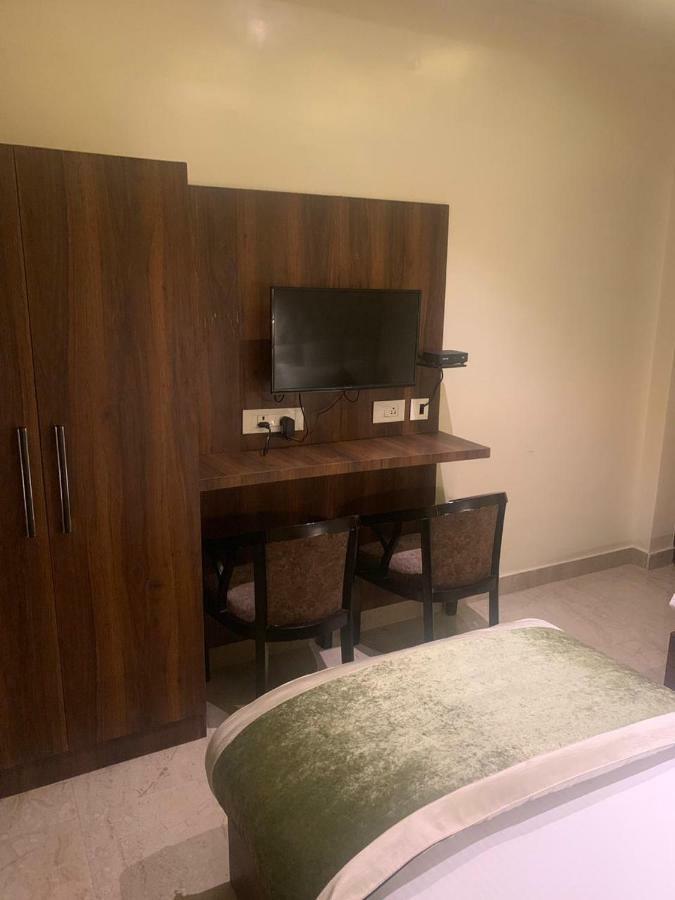 Hotel Mmk Канпур Екстериор снимка