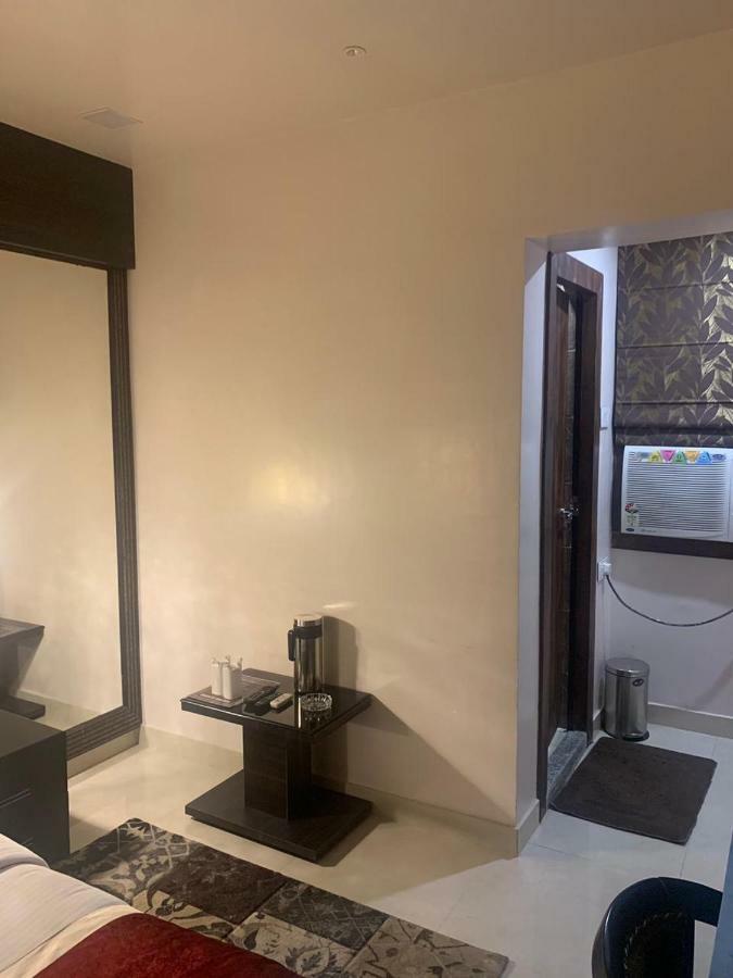 Hotel Mmk Канпур Екстериор снимка